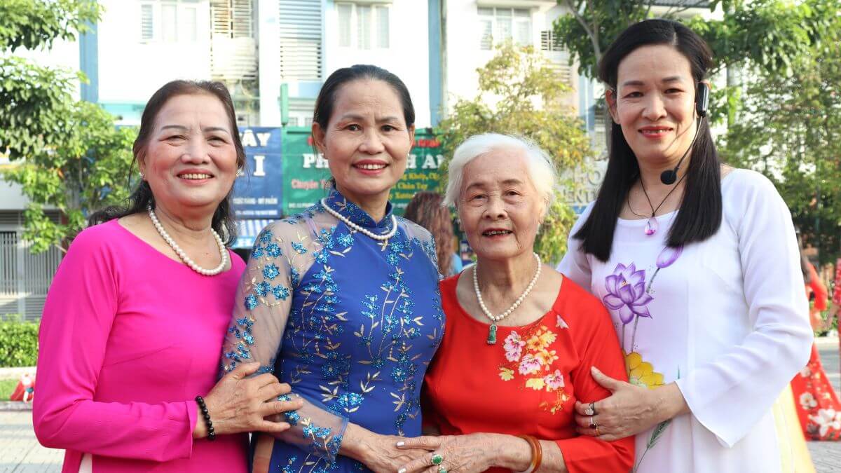 Những kiểu áo dài cho bà ngoại ngày càng đa dạng
