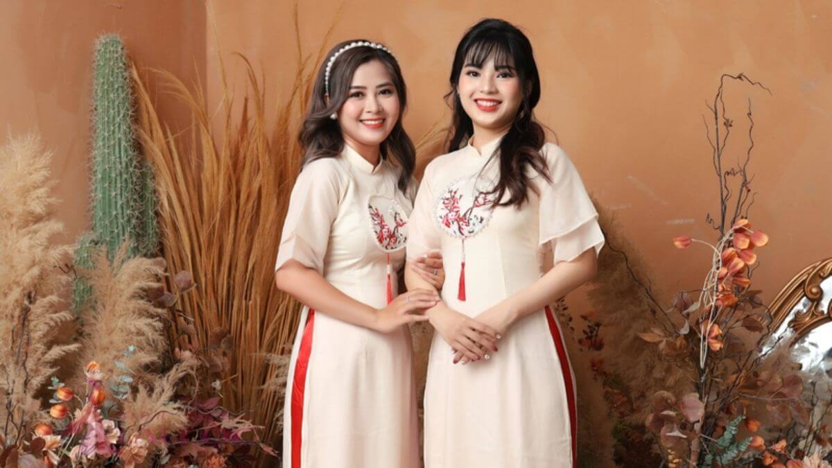 Áo dài màu kem có thể kết hợp với những màu quần khác nhau